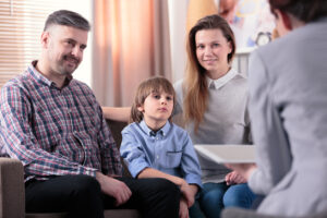 Família apoiando criança